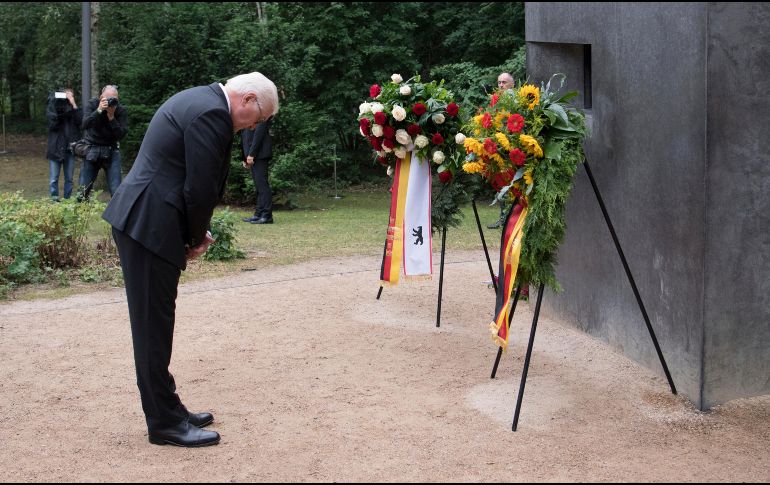 Steinmeier en el monumento a las víctimas homosexuales del Tercer Reich. AP / R. Hirschberger