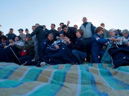La cápsula aterrizó sin problemas aparentes, descendiendo bajo un paracaídas rojo y blanco. AFP / Nasa