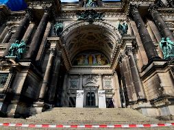 Un fuerte contingente policial patrulla por las inmediaciones del templo. AFP / T. Schwarz