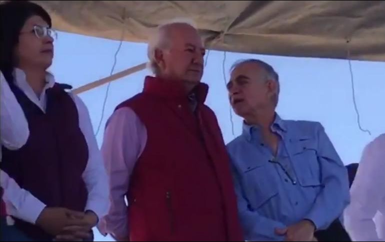 Marcos Fastlicht Sackler vestía un chaleco guinda claro, parecido al color de Morena. TWITTER /  @AgenteTruffaut