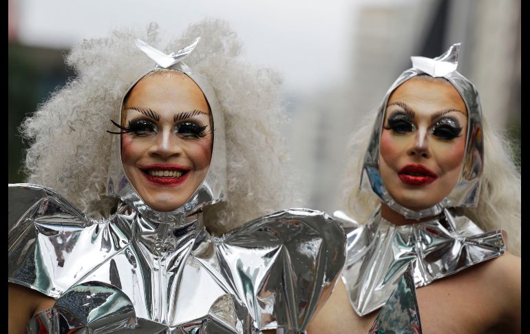 Asistentes acuden en disfraces a la marcha en Sao Paulo.
