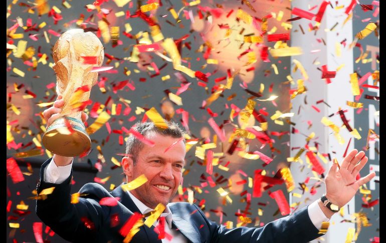 El alemán Lothar Matthäus, campeón en el Mundial 1990, presenta la copa del mundo, el trofeo que levantará el ganador de Rusia 2018 el próximo 15 de julio y que llegó hoy a Moscú, tras la mayor gira de su historia. EFE/M. Shipenkov