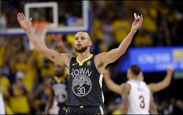 Curry, con nueve de 17 desde esa distancia, le arrebató a Ray Allen el récord de triples en un solo partido en la historia de las finales. AP / M. Sanchez