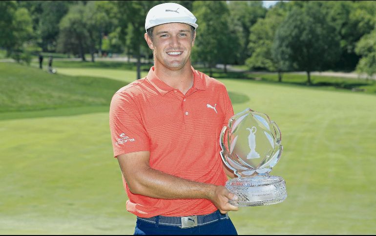 Sufrido. Bryson DeChambeau posa con su trofeo de campeón tras ganar en desempate. AFP