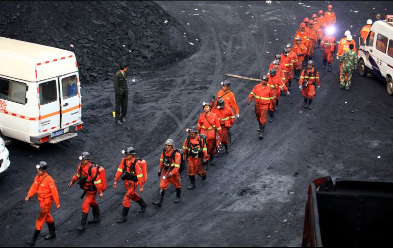 Militares, policías, voluntarios y miembros de las agencias de rescate continúan la búsqueda de un sujeto que continúa desaparecido. AFP