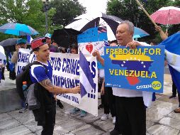 Manifestación contra Maduro y Ortega afuera de la sede de la OEA, en Washington. AFP/A. Dieste