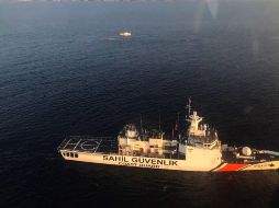 Un barco busca supervivientes del naufragio del domingo. En lo que va de año, 649 migrantes se han ahogado intentando cruzar el Mediterráneo. EFE