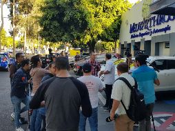 La prensa, en espera del arribo de los futbolistas que finalmente dejaron plantado al personal al no llegar a su cita. EL INFORMADOR / J. Robles