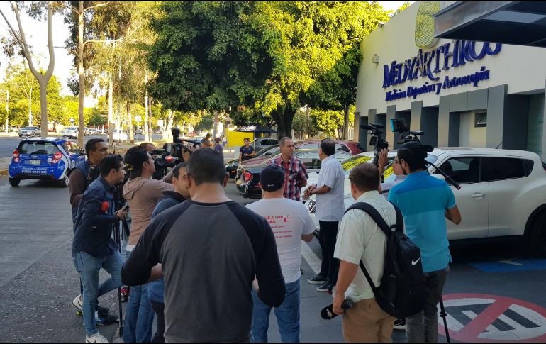 La prensa, en espera del arribo de los futbolistas que finalmente dejaron plantado al personal al no llegar a su cita. EL INFORMADOR / J. Robles