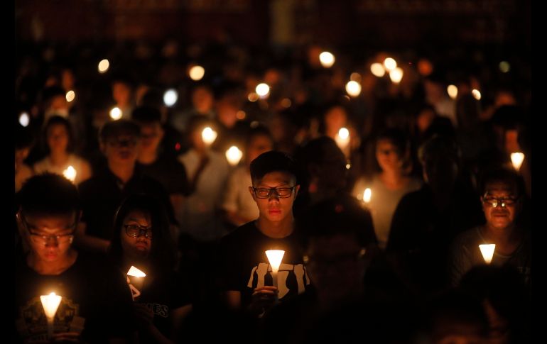 Miles de habitantes asisten a una vigilia en el parque Victoria de Hong Kong para conmemorar a las víctimas de la matanza de 1989 en la plaza Tiananmen, de Pekín. AP/V. Yu