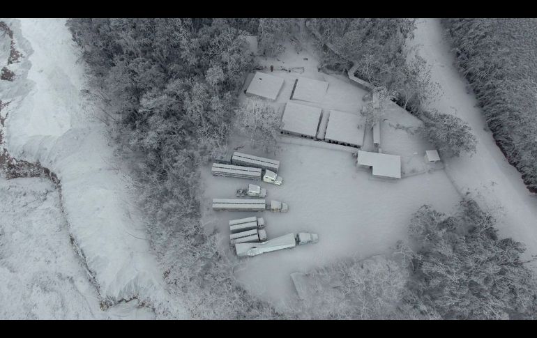 La erupción envió nubes de ceniza y ceniza caliente mezclada con agua y escombros que bloquearon las carreteras y dejaron varias viviendas en llamas. AFP/Policía Nacional de Guatemala