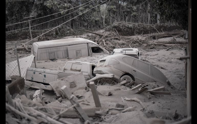 Vehículos quedaron semi enterrados y cubiertos de ceniza. AFP/J. Ordonez