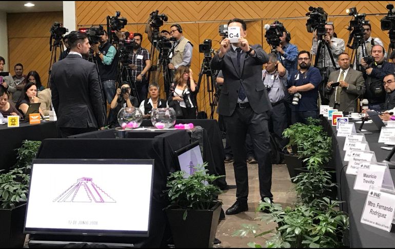 El sorteo se realizó en sesión de la mesa de representantes de los candidatos con los consejeros. TWITTER / @CiroMurayamaINE
