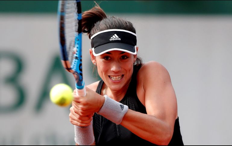 La española, ganadora del Grand Slam parisino en 2016, vencía 2-0 en el primer set cuando su rival tuvo que retirarse. EFE / I. Langsdon