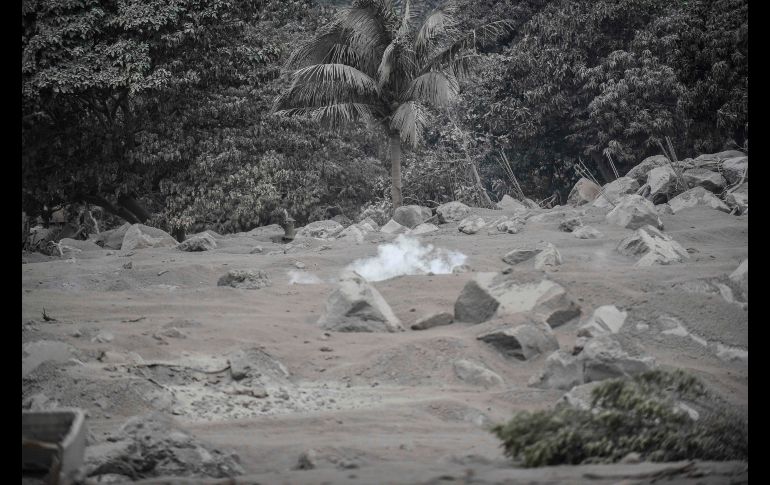 Humo se eleva del flujo piroclástico en San Miguel Los Lotes.