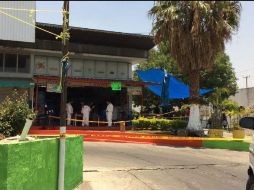 La víctima al parecer comía en un restaurante cuando sujetos se le aproximaron por la espalda y de dispararon a quemarropa en la nuca para escapar después en un Jeep Cherokee negro. ESPECIAL