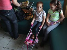 Actualmente, los adultos son detenidos y encarcelados, y los niños retenidos en centros de internamiento para refugiados. AFP/ARCHIVO