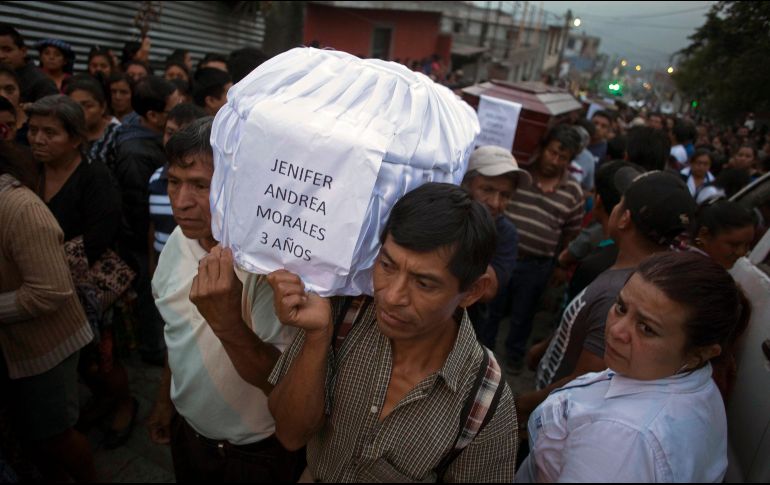 El intenso calor del material volcánico dejó la mayoría de los cuerpos irreconocibles; autoridades señalan que tendrán que recurrir a 