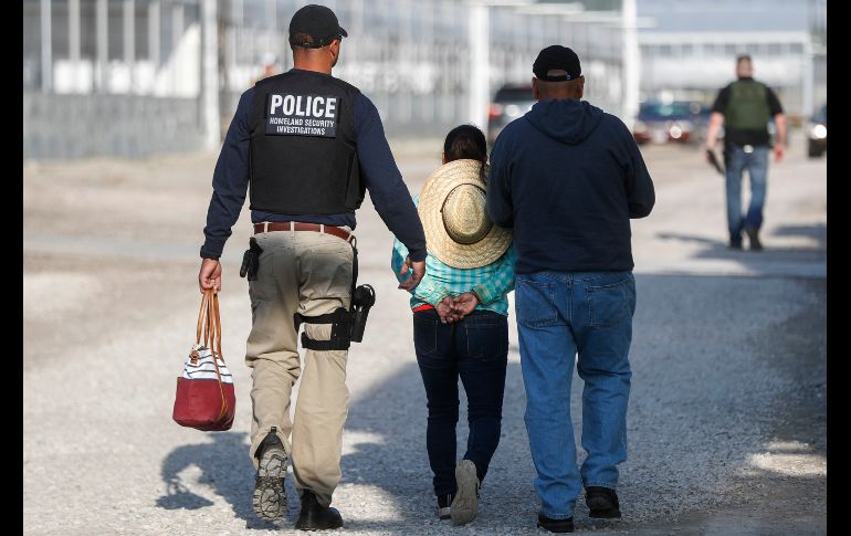 Agentes del gobierno estadounidense detienen a una migrante sospechosa de vivir ilegalmente en el país, durante un operativo en Castalia, Ohio. AP/J. Minchillo