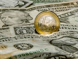 A nivel internacional la divisa mexicana es la que registra las mayores pérdidas entre los principales cruces con el billete verde. AFP / ARCHIVO