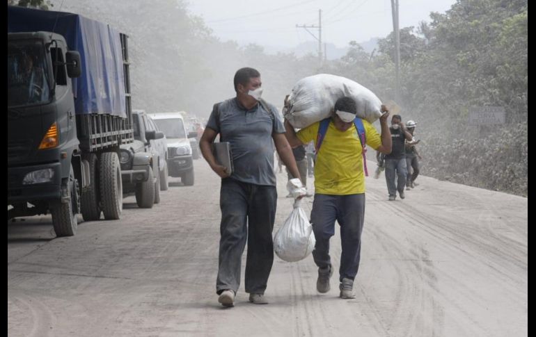 Se ha evacuado a tres mil 271 personas. Algunos habitantes recorren sus casas en El Rodeo para sacar algunas de sus pertenencias.