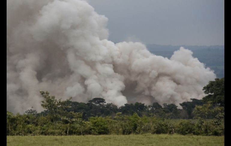 Esta tarde, autoridades instruyeron a cuerpos de rescate, personal de apoyo y periodistas a evacuar las zonas cercanas del Volcán de Fuego tras el descenso de un lahar y flujo piroclástico. AFP/J. Ordonez