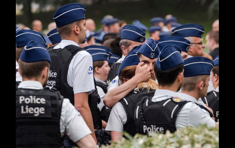 Policías asisten en Lieja, Bélgica, al funeral de Soraya Belkacemi y Lucile Garcia, policías que murieron el martes a manos de un hombre armado. AP/G. Vanden Wijngaert