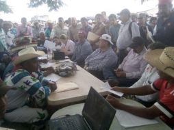 El secretario de Educación, Francisco Ayón, está entre los funcionarios retenidos por la comunidad. ha subido esta imagen: Crédito: Wixarika.Mx / Oscar Ukeme