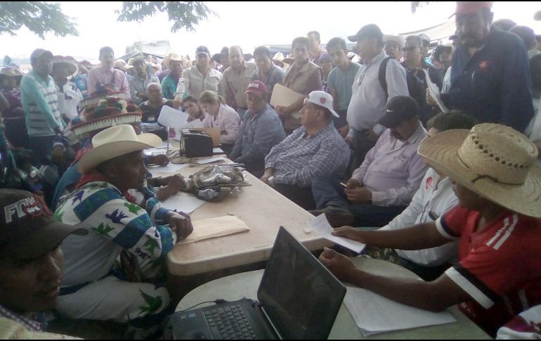 El secretario de Educación, Francisco Ayón, está entre los funcionarios retenidos por la comunidad. ha subido esta imagen: Crédito: Wixarika.Mx / Oscar Ukeme