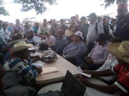 Este martes, servidores públicos de primer y segundo nivel del gobierno estatal y federal acudieron a dar seguimiento a un conflicto territorial entre los indígenas y ganaderos en Nayarit.  TWITTER / @Jnlomeli