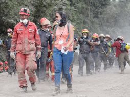 Rescatistas continúan con la búsqueda de más supervivientes en el cacerío de El Rodeo. EFE/R. Pardo