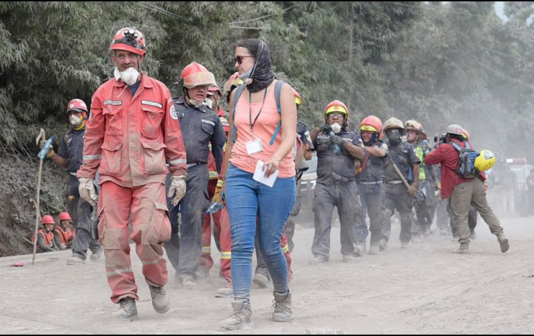 Rescatistas continúan con la búsqueda de más supervivientes en el cacerío de El Rodeo. EFE/R. Pardo