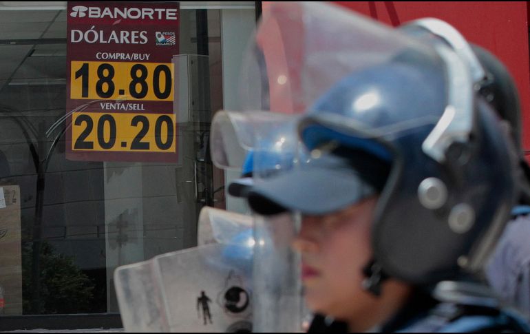 La moneda mexicana cerró en 20.70 por dólar, el precio máximo en lo que va del año. EFE/M. Guzmán