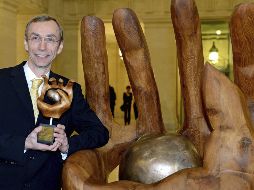 Fotografía de archivo del biólogo sueco Svante Pääbo, director del Instituto Max Planck de Antropología, en la que sostiene su premio 'Patata Caliente', al lado de una replica a tamaño gigante del mismo, en Leipzig. EFE/H. Schmidt