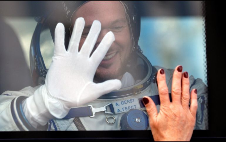 Los integrantes de la expedición 56-57 a la Estación Espacial Internacional (EEI) se despiden antes de la ceremonia de lanzamiento de la Soyuz MS-09 desde el cosmódromo de Baikonur en Kazajistán. EFE/ S. Ilnitsky