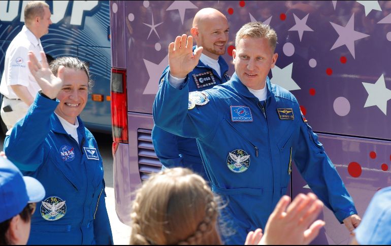 Los integrantes de la expedición 56-57 a la Estación Espacial Internacional (EEI) se despiden antes de la ceremonia de lanzamiento de la Soyuz MS-09 desde el cosmódromo de Baikonur en Kazajistán. EFE/ S. Ilnitsky