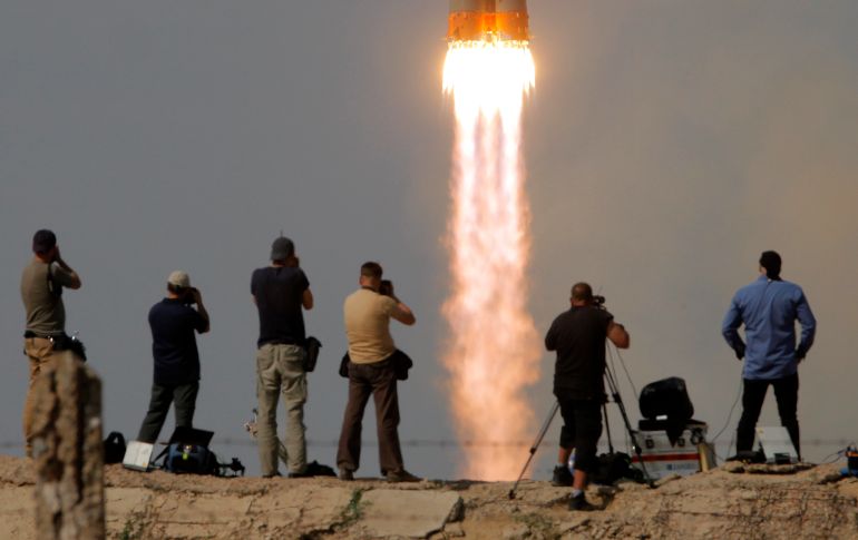 La nave Soyuz MS-09, con tres astronautas a bordo, despega desde el cosmódromo Baikonur, en Kazajistán, con destino a la Estación Espacial Internacional. AP/D. Lovetsky