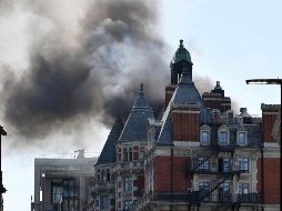 Las llamadas de emergencia por el incendio en el edificio de 12 pisos, localizado en Knightsbridge, comenzaron esta tarde poco después de las 16:00 horas locales. AP / J. Stillwell