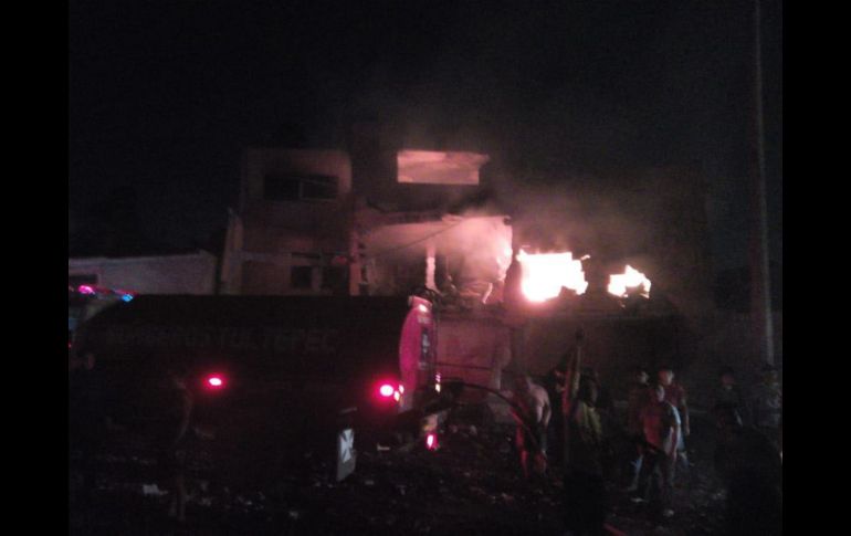 Habitantes mientras observan casas destruidas en el barrio La Piedad, en Tultepec. EFE/Comisión Estatal de Seguridad Ciudadana
