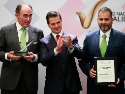 Enrique Peña Nieto entregó el Premio Nacional de Calidad hoy, miércoles 6 de junio, en una ceremonia en Los Pinos. EFE / J. Méndez