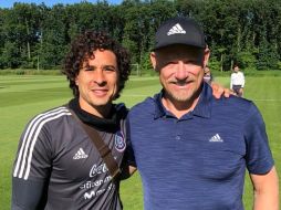 El portero de México, Guillermo Ochoa, afirma que Schmeichel es su ídolo de infancia. TWITTER/@yosoy8a