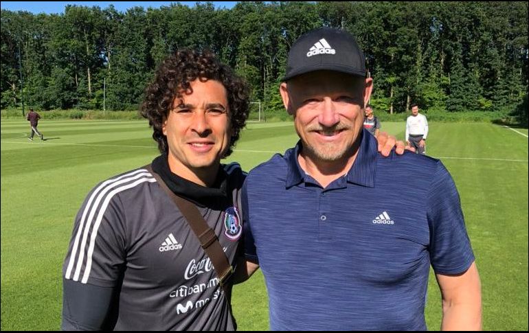 El portero de México, Guillermo Ochoa, afirma que Schmeichel es su ídolo de infancia. TWITTER/@yosoy8a