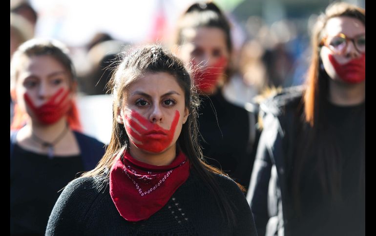 Mujeres participan en una manifestación en Santiago, Chile, para demandar la reivindicación de los derechos de la mujer, el término de la educación sexista y el fin de la brecha de género. EFE/A. Valdés
