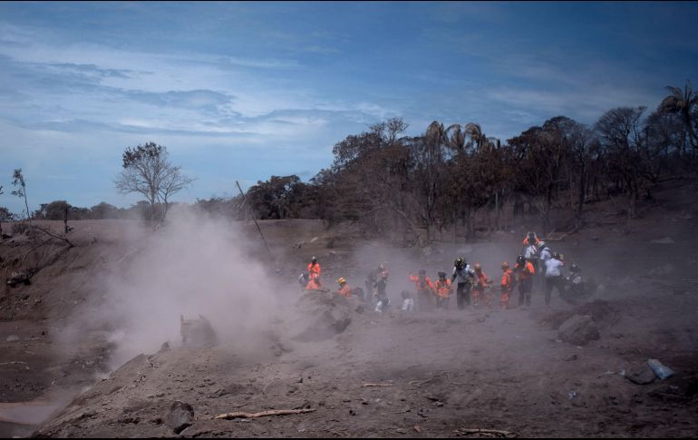 Este miércoles también se registró el descenso de material volcánico, flujo piroclástico y lahares en el ala suroriental del coloso.  EFE/ S. Billy