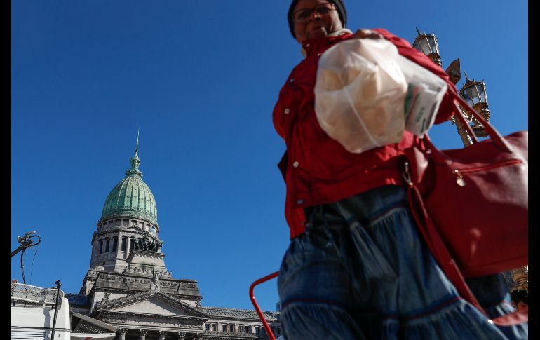 Productores argentinos se manifiestan, regalando unos cinco mil kilos de pan en protesta por el 