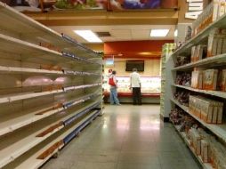 El gobierno de Nicolás Maduro achaca a una supuesta guerra económica la escasez de alimentos y medicinas. AFP / ARCHIVO