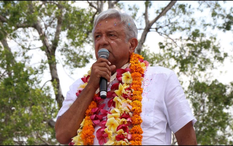 Ante unas 10 mil personas reunidas en el lugar, López Obrador pidió el voto para la ex líder de las policías comunitarias. EFE / F. Meza