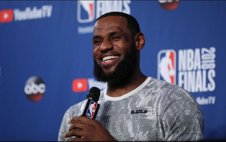 La estrella de los Cavs, LeBron James, se mostró relajado en la rueda de prensa de ayer. AP/C. Osorio