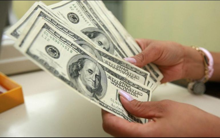 El billete verde presentó una baja de tres centavos, respecto al cierre del lunes. EL INFORMADOR / ARCHIVO