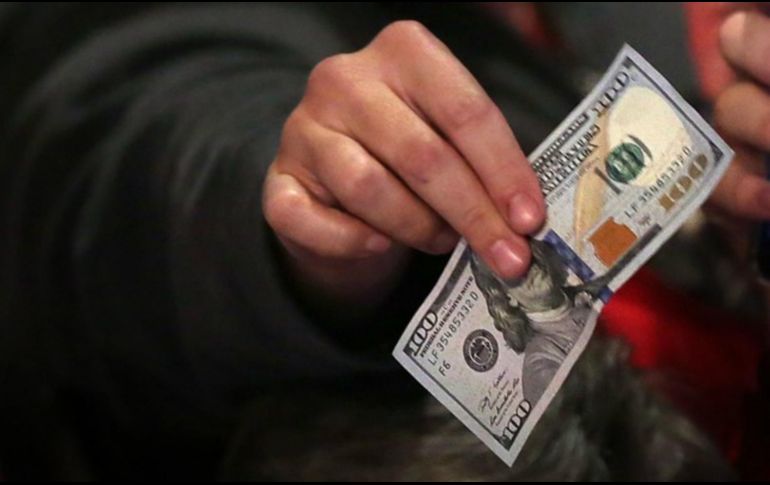 El dólar al menudeo se vendía hasta 20.93 pesos en las ventanillas de algunos bancos, nivel no registrado desde principios de febrero de 2017. AFP / ARCHIVO